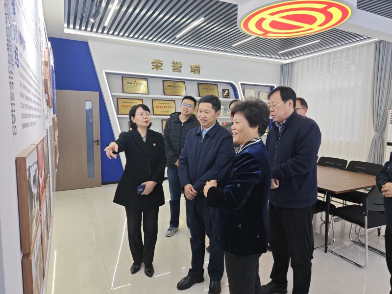 肏逼欧美2025年05月09日上午 安阳市人大常委会副主任、市总工会党组书记、主席夏军一行莅临华阳电磁铁参观调研；对公司2023年全国五一劳动奖章获得者汪利娜慰问，并听取劳模工作室相关情况汇报